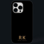 Moderna Tendência Minimalista Dourado Dois Monogra<br><div class="desc">Um moderno e elegante gabinete iPhone 14 Pro Max Case de dois monogramas,  preto e ouro. Apresentando uma fonte casual minimalista em negrito,  serif,  das suas iniciais e nome. Dando um clássico e crocante,  mas tendencioso e casual. Perfeito como presente para funcionários,  colegas,  patrões ou profissionais.</div>