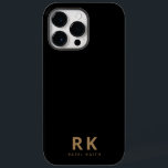 Moderna Tendência Minimalista Dourado Dois Monogra<br><div class="desc">Um moderno e elegante gabinete iPhone 14 Pro Max Case de dois monogramas,  preto e ouro. Apresentando uma fonte casual minimalista em negrito,  serif,  das suas iniciais e nome. Dando um clássico e crocante,  mas tendencioso e casual. Perfeito como presente para funcionários,  colegas,  patrões ou profissionais.</div>