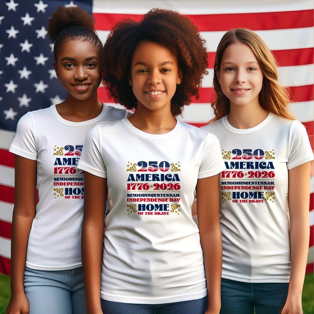 Moderno 250º Aniversário da Camisa T América 2026 (Three American girls wearing the 250th American anniversary t-shirt designed by The American Family.)
