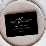 Moderno Clássico Preto Anúncio de Casamento Plano<br><div class="desc">Este moderno clássico preto anúncio de casamento plano save the date é perfeito para o seu casamento moderno e elegante. Este design apresenta caligrafia simples branca destacada em um fundo preto escuro para combinar com o seu casamento clássico tradicional ou casamento boho minimalista na primavera, verão, outono ou inverno. Por...</div>
