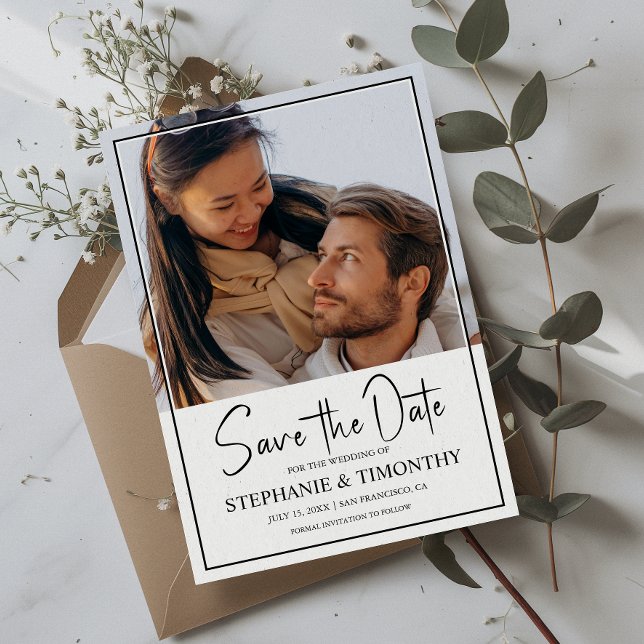 Moderno Salve O Cartão De Anúncio De Foto De Data (Save the date in style with our modern photo card—personalized, simple and unforgettable!)