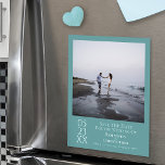 Moderno Simples Salve a data Foto do Magneta Teal<br><div class="desc">Este cartão magnético é uma forma excelente de deixar seus amigos e família saberem salvar a data do seu próximo casamento. Possui um design simples, moderno, artístico, minimalista com uma foto quadrada em um fundo cor de chá, turquesa ou aqua com texto branco. A data é apresentada no dia, mês...</div>