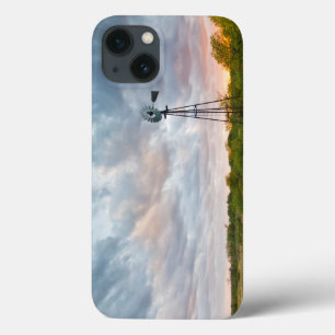 Moinho de vento e nuvens no por do sol