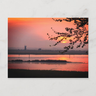 Moinho de vento Norfolk no cartão postal solar