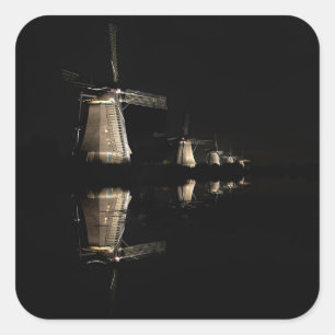 Moinhos de vento iluminados no autocolante noturno