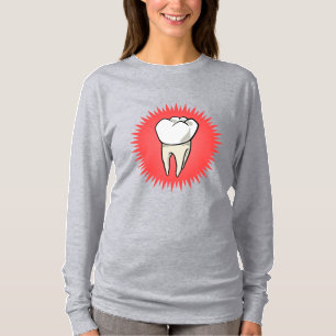 Molar recém extraído em T-Shirt vermelho