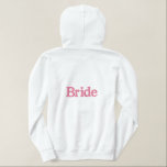 Moletom Com Capuz Pulôver Bordado Feminino Hoodie bordado de Jaqueta bordada personalizada no<br><div class="desc">A noiva pode ser na moda em tempo legal,  com esta capuz branca. O texto bordado cor-de-rosa tem nome,  na área torácica esquerda frontal,  e lê Bride,  na parte de trás. Personalize o nome. Excelente para a lua de mel.</div>