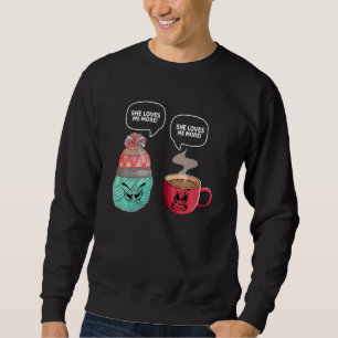 Moletom Ela Me Ama Mais Crochet Engraçado Cote Yarn E Cof