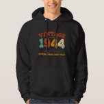 Moletom Engraçado, 81 anos, 1944 Vintage 81ruas, Presente<br><div class="desc">Celebre em estilo com este Adorável design de aniversário Engraçado. Perfeito para aniversários de todas as idades, do marco 21rua, 30, 40º, 50º e além. Projetado para se destacar, este design gráfico faz uma ideia ideal de presente de aniversário para homens e mulheres que amam roupas únicas, divertidas e personalizadas....</div>