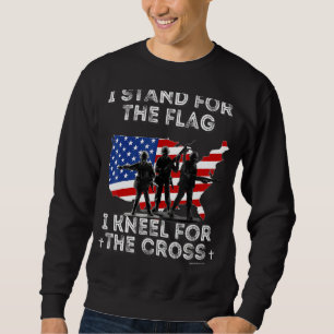 Moletom Eu Fico De Pé Pela Bandeira Eu Me Curvo Pela Cruz