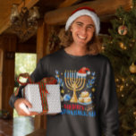 Moletom Feliz Chrismukkah Natal Judeu Hanukkah<br><div class="desc">Esta roupa de Natal Feliz é o presente perfeito de Chanucá para homens judeus,  mulheres,  crianças. Tee de Natal judaico perfeito para vestir perto do seu Ornamento Chanukah,  Decorações,  Meias,  Velas e Menorah durante os feriados de inverno!</div>