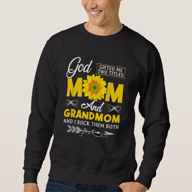 Moletom God ed Me Two Titles Mom And Grandmom Mothers Day (Frente)