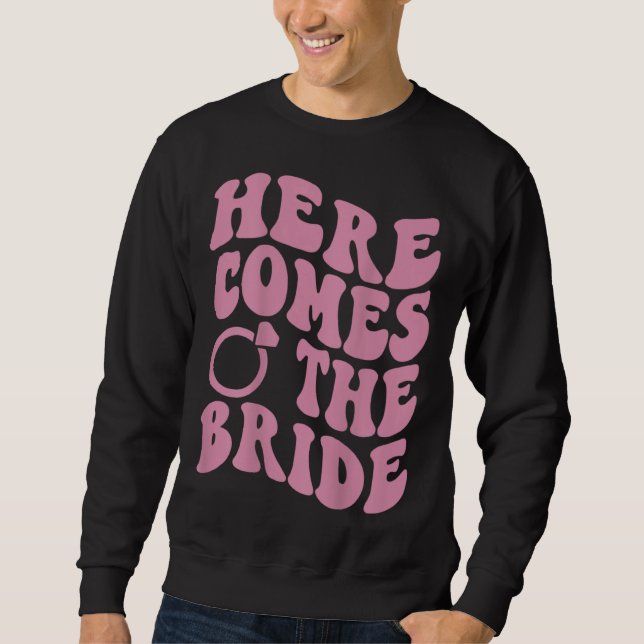 Moletom Here Comes Bride Groovy Groom Engaged Mrs Bachelor (Frente)