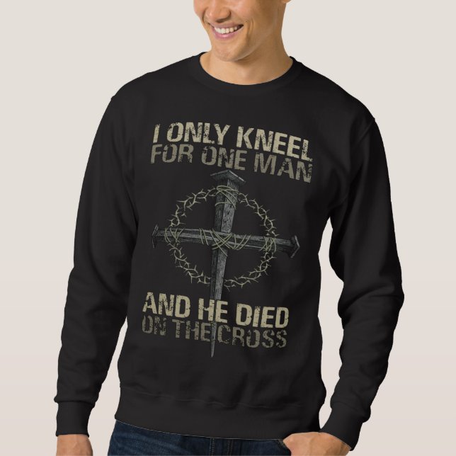 Moletom I Only Kneel For One Man And He Died On The Cross  (Frente)