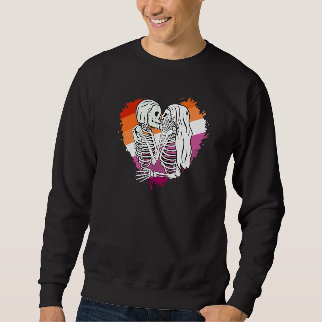 Moletom LGBTQ Pride flag skeletons kissing a Lesbian skele (Frente)