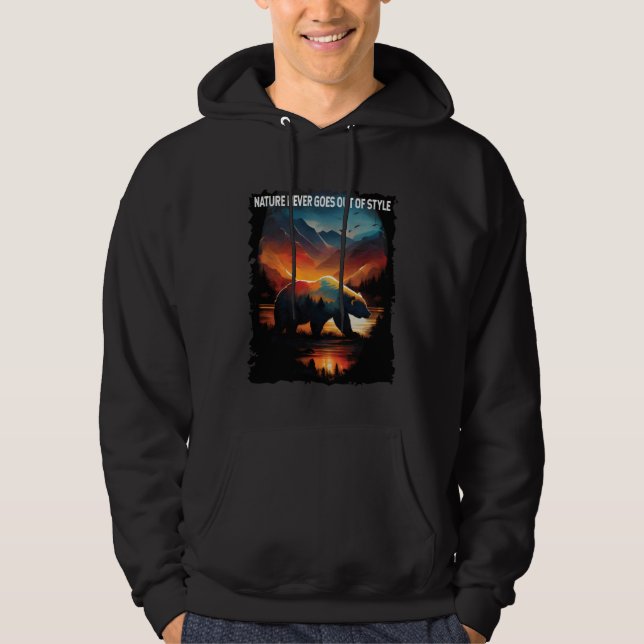 Moletom Nature Never Goes Out Of Style bear hiking camping (Frente)