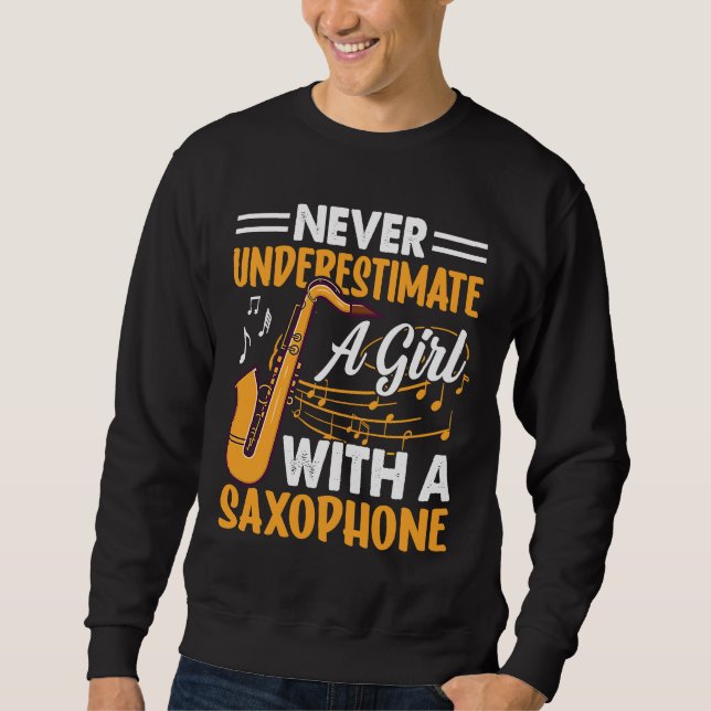 Moletom Never Underestimate a Girl with a Saxophone Saxaph (Frente)