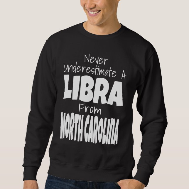 Moletom Never Underestimate A Libra From North Carolina Zo (Frente)
