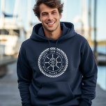 Moletom Nome do capitão do navio corda armação náutica rod<br><div class="desc">Camisa de capuz azul marinho com um emblema branco e elegante de roda e corda do navio com o nome do capitão e o nome do barco.</div>