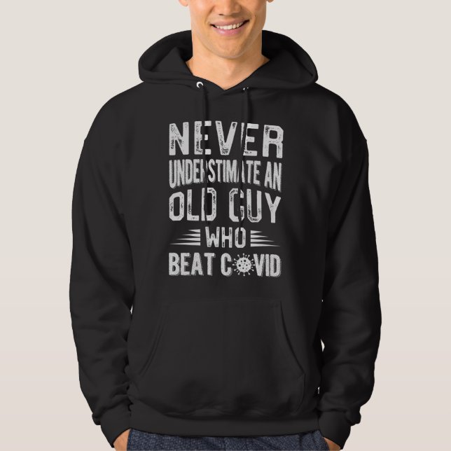 Moletom Nunca Subestime Uma Cara Velha Que Batia Na Covid  (Frente)