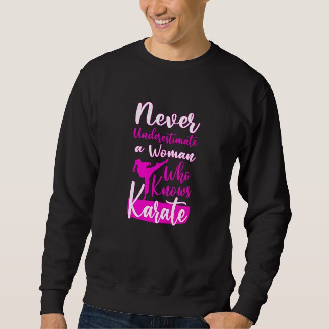 Moletom Nunca Subestime Uma Mulher Velha Que Conhece Karat (Frente)