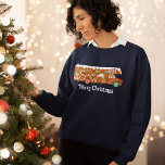 Moletom Pão-de-Pão-Pão RV Classe C Gráfico de Natal<br><div class="desc">Você pode deixar a mensagem "Feliz Natal" ou personalizar o texto desta camisola com seu próprio slogan. A inscrição em branco figura abaixo de uma ilustração de um RV de pão de especiarias. Esta camisa festiva de biscoito é decorada com gelo branco e doce vermelho e verde.</div>