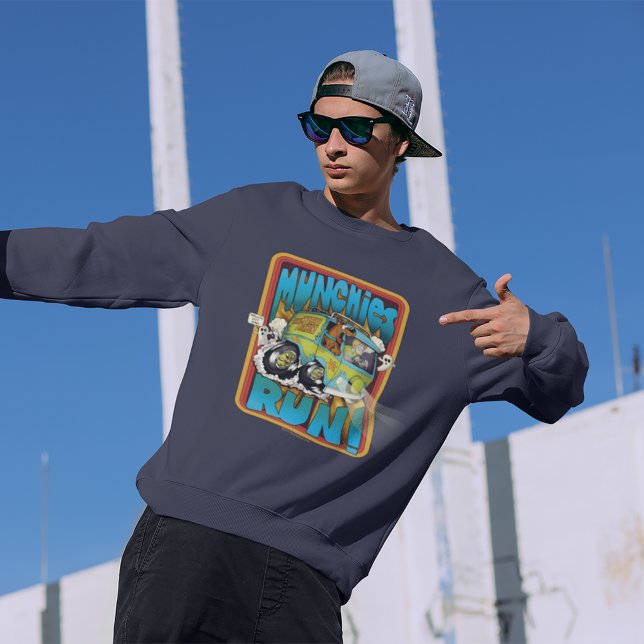 Moletom Scooby-Doo e Shaggy "Munchies Run!" (Person wearing sweater in larger size)