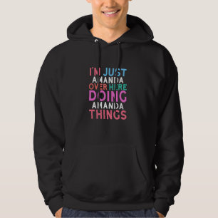 Moletom Só Estou Amanda Por Aqui Fazendo Coisas de Amanda