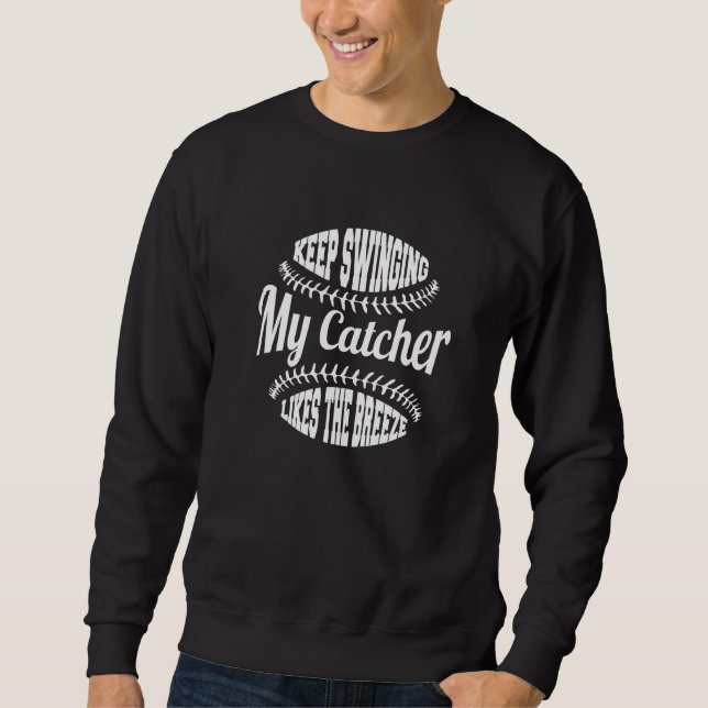 Moletom Softball Pitcher Keep Swinging My Catcher Likes Th (Frente)