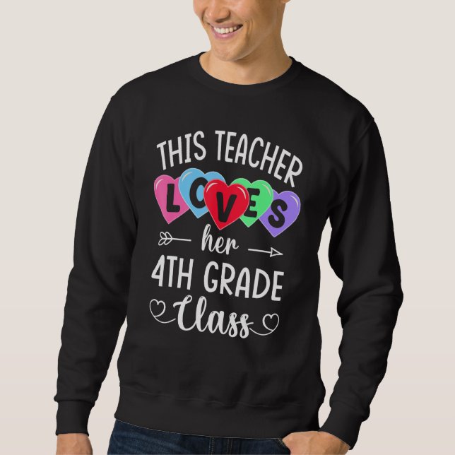 Moletom THIS TEACHER LOVES HER 4TH GRADE CLASS Shirts Vale (Frente)
