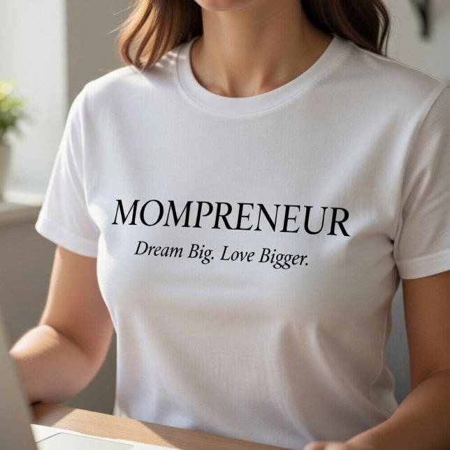 Mompreneur T-Shirt – Dream Big Love Bigger  (Criador carregado)