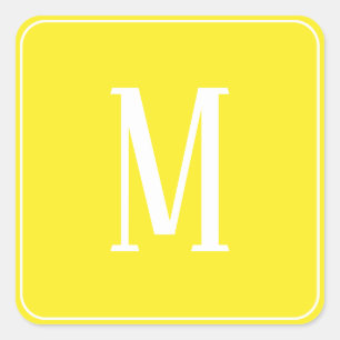 Monograma branco sobre adesivo amarelo quadrado