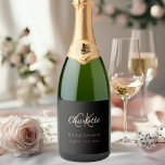 monograma chá de panela preto-ouro<br><div class="desc">Para um Chá de panela elegante. Um clássico fundo negro. Personalize e adicione um nome e iniciais de monograma e a data. O nome é escrito em uma cor de ouro com um script de estilo moderno,  escrito à mão. Letras brancas e ouros.</div>