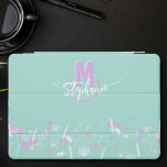 Monograma de flores doces<br><div class="desc">Esta bela capa de ipad é decorada com um campo de flores, em tons rosa-doces e brancos, sobre um fundo verde-claro. No topo, seu primeiro nome e sua inicial estão sutilmente entrelaçados em um círculo semiaberto. Trendy e elegante</div>