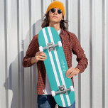 Monograma de legal Teal White Racing Stripes Skate<br><div class="desc">Crie suas próprias faixas de corridas personalizadas, personalizadas, modernas, legal, na moda, tartarugas e brancas, roteiro elegante de tipografia elegante, competição de mapeamento de duro-rocha de melhor qualidade em forma de skate deck. Para personalizar, basta digitar seu nome / monograma / iniciais. Ao adicionar / design, você poderá ver uma...</div>