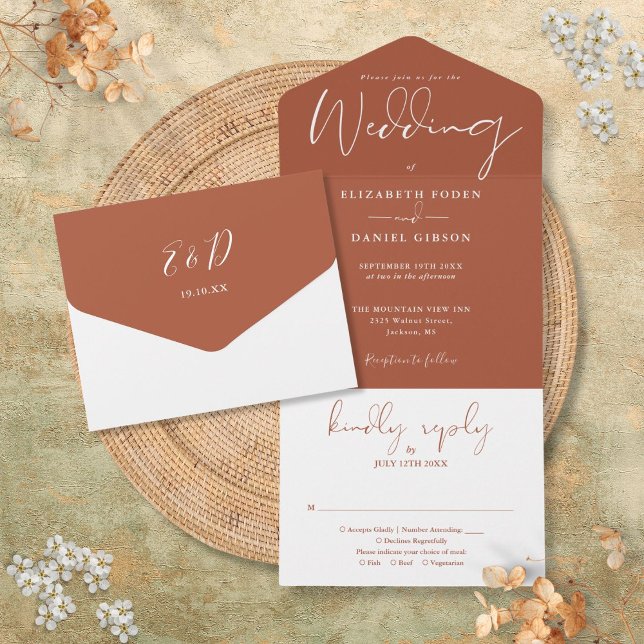 Monograma de Script Elegante Casamento Terracota (Elegant Script Monogram Terracotta Wedding All In One Invitation)
