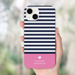 Monograma de Stripes Cardíacas Azuis e Rosa marinh<br><div class="desc">capa de telefone personalizada na moda em cores rosa, azul marinho e branco. Este design apresenta um marinho clássico pré-disquete e um padrão listrado branco. Personalize-o com seu nome monograma ou outro texto personalizado com um símbolo cardíaco fofo. Use as ferramentas de design para escolher qualquer cor de fundo, editar...</div>