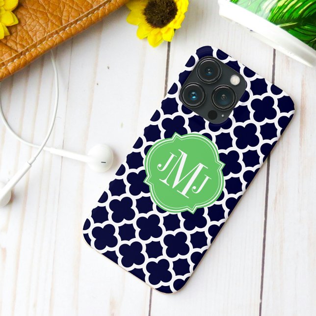 Monograma do padrão branco e Marinho Quatrefoil (Quatrefoil Navy Blue and White Monogram iPhone Case back view.)