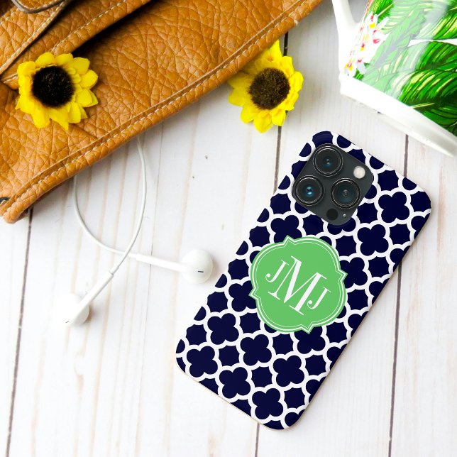 Monograma do padrão branco e Marinho Quatrefoil (Quatrefoil Navy Blue and White Monogram iPhone Case back view.)