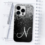 Monograma do Sparkle Preto com Glitter de Prata Pe<br><div class="desc">Personalize facilmente esta elegante design de capa de telefone de de tendências que apresenta brilho prateado bonito num fundo metálico escovado preto.</div>