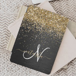 Monograma Dourado de brilho preto com brilho perso<br><div class="desc">Personalize facilmente esta elegante design de capa de ipad de de tendências que apresenta brilho bonito dourado brilhante num fundo metálico escovado preto.</div>