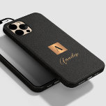 Monograma e dourado preto personalizado<br><div class="desc">Monograma na moda elegante e capas de iphone personalizada com script de assinatura,  apresentando um quadrado de cobre dourado metálico falso com iniciais de nome sobre um fundo de couro preto como (IMPRESSÃO TEXTURA).</div>