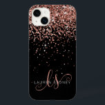 Monograma Elegante Glitter Dourado Glam Rosa<br><div class="desc">Capas de iphone de Monograma Elegante com Glitter Dourada Glitter. Personalize facilmente esta design de capa de telefone de chic com elegante brilho brilhante rosa de ouro em fundo preto. O design apresenta seu monograma manuscrito com toalhetes bonito e nome.</div>