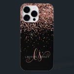Monograma Elegante Glitter Dourado Glam Rosa<br><div class="desc">Capas de iphone de Monograma Elegante com Glitter Dourada Glitter. Personalize facilmente esta design de capa de telefone de chic com elegante brilho brilhante rosa de ouro em fundo preto. O design apresenta seu monograma manuscrito com toalhetes bonito e nome.</div>