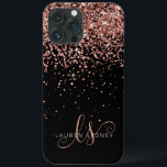 Monograma Elegante Glitter Dourado Glam Rosa<br><div class="desc">Capas de iphone de Monograma Elegante com Glitter Dourada Glitter. Personalize facilmente esta design de capa de telefone de chic com elegante brilho brilhante rosa de ouro em fundo preto. O design apresenta seu monograma manuscrito com toalhetes bonito e nome.</div>
