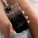 Monograma Elegante Glitter Dourado Glam Rosa<br><div class="desc">Capas de iphone de Monograma Elegante com Glitter Dourada Glitter. Personalize facilmente esta design de capa de telefone de chic com elegante brilho brilhante rosa de ouro em fundo preto. O design apresenta seu monograma manuscrito com toalhetes bonito e nome.</div>