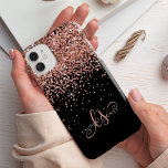 Monograma Elegante Glitter Dourado Glam Rosa<br><div class="desc">Capas de iphone de Monograma Elegante com Glitter Dourada Glitter. Personalize facilmente esta design de capa de telefone de chic com elegante brilho brilhante rosa de ouro em fundo preto. O design apresenta seu monograma manuscrito com toalhetes bonito e nome.</div>