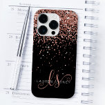 Monograma Elegante Glitter Dourado Glam Rosa<br><div class="desc">Capas de iphone de Monograma Elegante com Glitter Dourada Glitter. Personalize facilmente esta design de capa de telefone de chic com elegante brilho brilhante rosa de ouro em fundo preto. O design apresenta seu monograma manuscrito com toalhetes bonito e nome.</div>