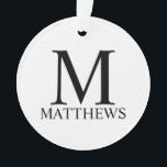 Monograma Personalizado e Ornamento de Nome<br><div class="desc">Monograma personalizado e Giftfeatures de nome personalizados monograma e nome no estilo de fonte de serif clássica preta em fundo branco.

Perfeito para feriado,  reagrupamento familiar e quaisquer ocasiões especiais.</div>