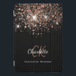 Monograma rosa dourado preto com nome elegante<br><div class="desc">Um fundo preto chic decorado com gotas de rosa dourado. Personalize e adicione seu primeiro nome,  iniciais do monograma e nome do cheio. Rosa dourado e branco. O primeiro nome é escrito com um moderno estilo escrito à mão.</div>
